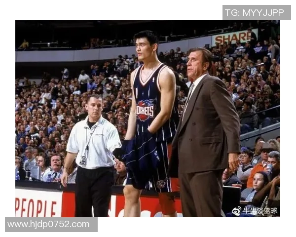 如何通过身高和气质轻松认出姚明这位篮球巨星的独特魅力