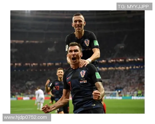 足球明星奔跑瞬间高清图片展现运动之美与激情的完美结合