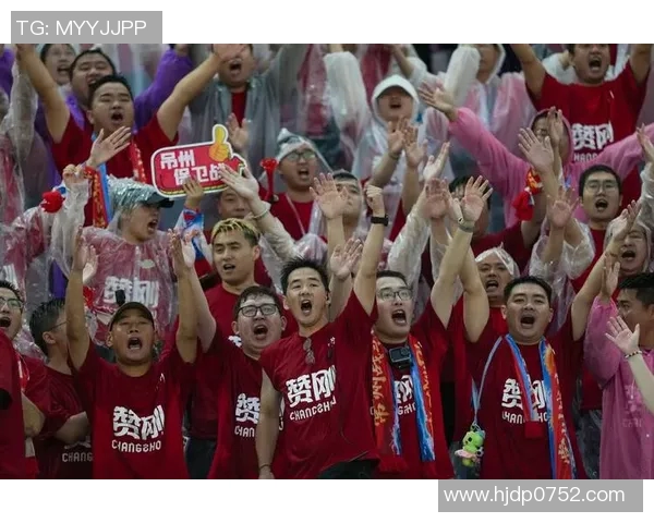 足球明星化身球迷的趣味瞬间揭秘与背后的故事分享